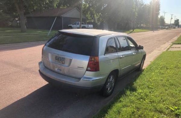 Произведен през 2004 миниван, с 6-цилиндров мотор и автоматични скорости. В движение, редовно обслужван. Механизмът на един от прозорците не работи, и липсва предната броня. 
