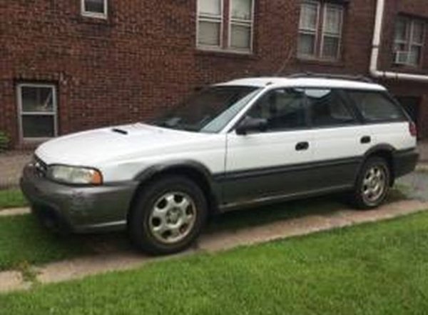 От 1997, с 240 000 км пробег. В движение, но спирачните накладки са за смяна. 
