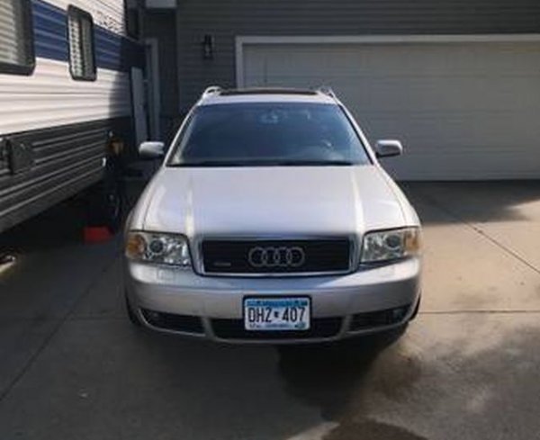 Това А6 е от 2002 година, с 327 000 км пробег, 6-цилиндров мотор, автоматик и задвижване на четирите колела. В движение, в добро състояние, уверява продавачът. 
Най-евтиното подобно Audi от тази година на производство в България е 2800 лева. 
