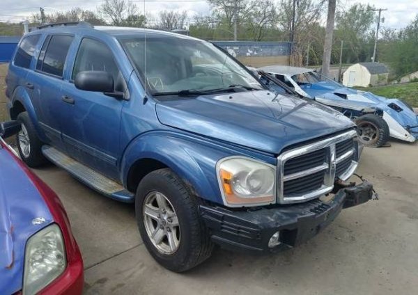 Тази кола е от 2006 година, на сравнително малко километри, но с удар в областта на шофьорската врата. Колата е в движение и, което е по-важно, под капака й е 5.7-литров Hemi V8.
