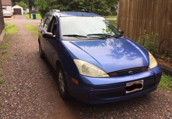 Този Focus комби е от 2002 година, с 4-цилиндров бензинов мотор и автоматични скорости. Изминал е 407 000 км. Според продавача е в добро състояние, с малко ръжда на единия праг и със спирачни маркучи за подмяна. CD-плейърът работи, но не и радиото. 
