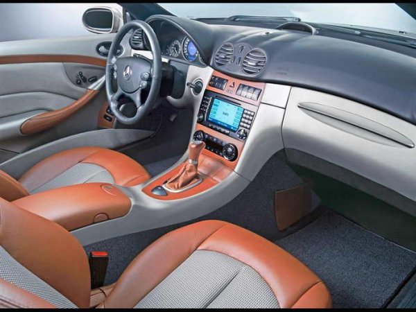Дизайнерската кола получава салон с популярната през 50-те години кожа Cuoio, комбинирана с нов високотехнологичен плат. Основният цвят е пясъчен - Sabbia, който се комбинира с матови и гланцови повърхности. Любопитното е, че проектът не се ограничава с една кола - от Mercedes-Benz CLK 500 Cabrio by Giorgio Armani са произведени цели 100 бройки.