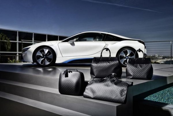 В своята колаборация с автомобилни производители Louis Vuitton не залага на направата на специален салон и поставяне на свои емблеми в него. Френската фирма предпочете да пусне цял комплект с чанти, предназначен за собствениците на BMW i8. Технологичността на суперколата се подчертава от избора на материали - текстил на основата на кожа, микрофибър и въглеродни нишки.