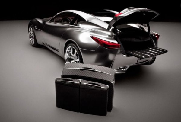 През 2009 г. у Louis Vuitton разработи подобен комплект и за концептуалния модел  Infiniti Essence, с което японската марка отбеляза своята 20-годишнина.