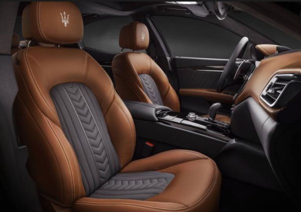 Тази кожа не е единственият материал, който фабриката Lanificio Zegna в Траверо споделя с Maserati. Например, седалките на Ghibli S GranLusso са направени от специални влакна от естествен произход Zegna Mulberry Silk. Те се шият на ръка, като заслугата е на легендарната фабрика за обувки Poltrona Frau. 