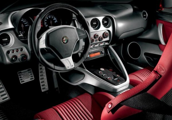 Poltrona Frau отдавна си сътрудничи с автомобилни производители от различен ранг. Подразделението Interiors in Motion има съвместни проекти с Lancia, Volkswagen, Alfa Romeo и Porsche. За купето Alfa Romeo 8C Competizione италианците измислиха иновативен материал - плетена обувка без разрери от кожа и плат...