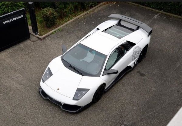 В наши дни са известни само две Lamborghini Murci&eacute;lago LP 640, в чиято направа е участвала италианската модна къща Versace. Резултатът от сътрудничеството между дизайнерите на Versace и подразделението Ad Personam е луксозен кожен салон със специални орнаменти, нанесени по каросерията на суперколата.
