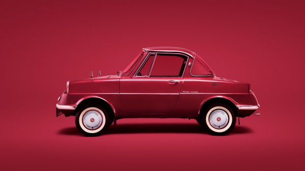 От днешна гледна точка тази машина изглежда твърде скромно. Но през 1960 първият пътнически модел на Mazda буквално преобръща понятията в Япония. Дотогава всички масови модели там са с двуцилиндрови мотори. Mazda въвежда четирицилиндровия, с 16 коня максимална мощност. Използва също магнезиеви сплави, за да понижи теглото. И въпреки това успява да предложи по-ниска цена от конкурентите. 
