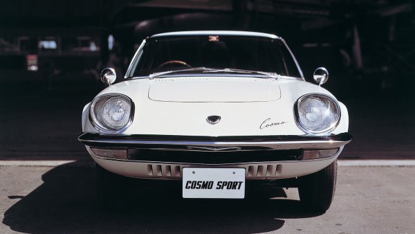 Голяма част от репутацията на Mazda се дължи на решението да откупи лиценза за ванкеловия двигател от германската NSU. По-малък и по-лек от традиционния бутален двигател, и с чувствително по-добро съотношение мощност-тегло, той изглеждаше идеалното решение за спортни автомобили. 
Mazda го доказа през 1967 с дебюта на Cosmo Sport, първия си роторен модел. Елегантното купе бе истинско удоволствие за каране, а днес е доста ценна класика, защото Mazda произведе едва 1200 бройки, и само шепа от тях напуснаха Япония. 
