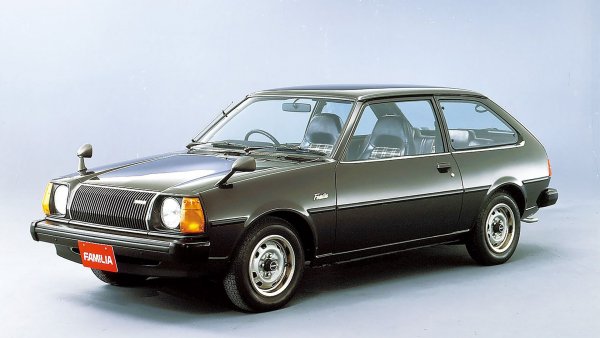 Японците винаги са били добри в праването на малки, практични семейни коли. Първата запомняща се е Familia от 1964, но есенцията на това, което представлява Mazda, е постигната с първата 323 от 70-те. Разработена за рекордно кратък срок в отговор на голямата петролна криза, тя има успех навсякъде по света, дори и в САЩ, където се продава под скромното име GLC (от great little car - страхотна малка кола). 
