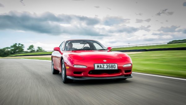 Още един от стълбовете, на които се крепи репутацията на марката. Произвеждана в три поколения между 1978 и 1992, тази спортна кола и до днес е най-продаваният автомобил с роторен двигател в историята (800 000 бройки). Най-популярна бе третата генерация, с 240 коня и едва 5.2 секунди за ускорение от 0 до 100 км/ч. 
