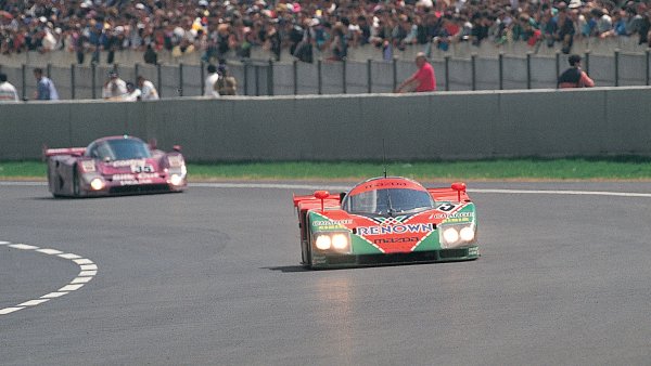 Една от причините тази скромна като обеми компания да има глобално присъствие днес са успехите й в моторните спортове. Най-впечатляващ от тях несъмнено е победата в "24-те часа на Льо Ман" през 1991, когато задвижваната от роторен двигател 787В триумфира, управлявана от Джони Хърбърт, Бертран Гашо и Фолкер Видлер. 
Никога дотогава японски производител не бе печелил най-прочутото автомобилно състезание в света (и само още един го е правил след това, Toyota през 2018). Нито път Льо Ман бе имал победител без бутала. 
