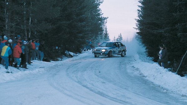Спортната слава на компанията не се изчерпва с Льо Ман - през втората половина на 80-те тя имаше и забележителни участия в Свеовния рали шампионат. Първо RX-7 завърши на подиума в рали Акрополис през 1985 в група В, а после в Група А се появи 323 AWD. Макар заради 1.6-литровия си мотор да имаше по-малко мощ от двулитровите си конкуренти, тази кола се управляваше толкова добре, че през 1987 Тимо Салонен спечели с нея Рали Швеция. По-късно Ингвар Карлсон добави още две победи, в Швеция и Нова Зеландия. 
