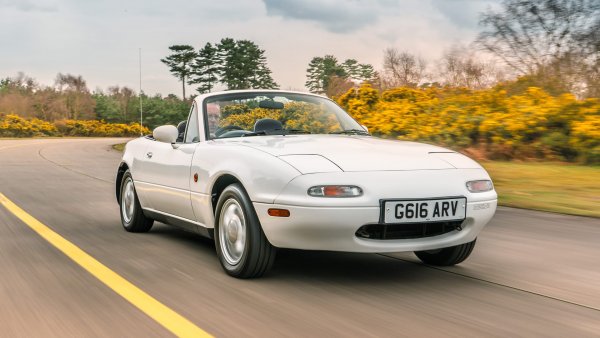 Дебютирала през 1989 на Чикагския автосалон, тази кола доказа, че спортните двуместни машини не трябва непременно да струват колкото БВП на африканска държава, за да носят чисто удоволствие. MX-5 възроди забравената концепция на роудстъра, вдъхнови десетки имитатори и до днес си остава един от най-изчистените образци на "шофьорска" кола - с минимално тегло, съвършено балансирано разпределение на тежестта и съвсем приемлива цена. 
