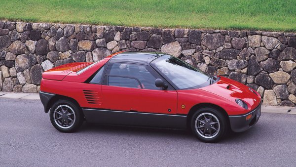 Autozam бе дъщерна марка на Mazda, разработваща прословутите Кеi-коли за японския пазар. През 1992 тя представи AZ-1 - с необичаен дизайн и врати тип "чайка". За жалост това повиши цената й доста над конкуренти като Honda Beat и Suzuki Cappuccino, и ограничи производството. Но пък благодарение на това днес е толкова търсена от колекционерите. 
