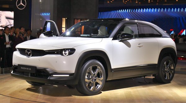 Все още не знаем дали това ще е от запомнящите се модели на Mazda, но със сигурност знаем, че е първият електрически за компанията. MX-30 бе представен миналата година с 36-киловатчасова батерия, 143 конски сили мощност и обхват от 209 км с едно зареждане. 
Mazda дълги години отричаше електромобилите като ненужни и заблуждаващи за екологичния си ефект (можете да видите интервюто ни с президента на Mazda Europe отпреди година под статията). Но в крайна сметка компанията разбра, че няма да убеди политиците в ЕС и Китай, и отстъпи пред модата. 
