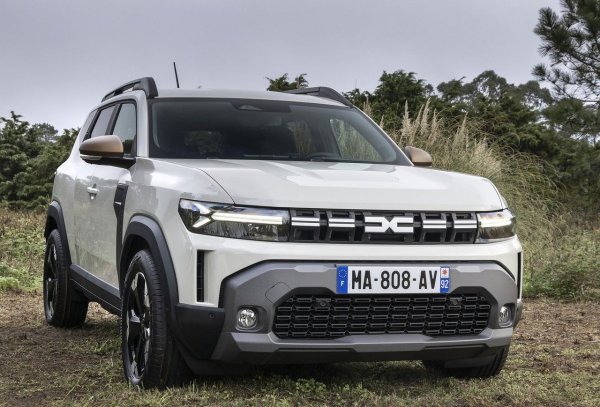 Той има компактни размери, но сред SUV в своята категория Dacia Duster е един от тези с най-голям багажник и удобно побира четирима възрастни. Винаги на върха по отношение на съотношението качество / цена, с пропан-бутан също ви позволява да спестите много както по време на покупката, така и за поддръжката му.