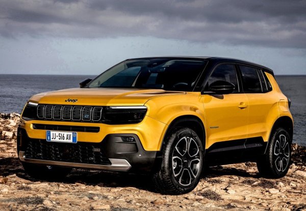 JEEP AVENGER
Високо ценен на няколко европейски пазари, Jeep Avenger е най-компактният модел в този списък, тъй като дори не достига 4,1 метра дължина. Въпреки това, като се има предвид размерът, капацитетът на багажника не е лош и има и богат избор между бензинови, меки хибридни и 100% електрически двигатели.
