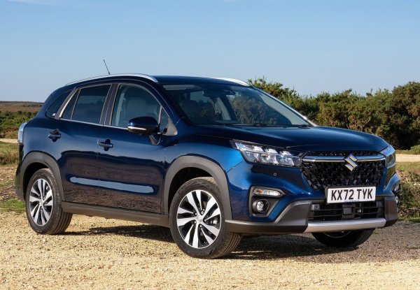 В сравнение с по-полярната Vitara, с която споделя механиката, Suzuki S-Cross има малки размери, които съвпадат с много по-използваем багажник. Купето е по-скоро спартанско, без особени изтънчености, но оборудването му е повече от пълно дори в по-малко богатите варианти. И ако изберете със задвижване на четирите колела, той се превръща в истинско офроуд превозно средство.