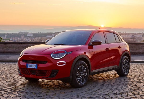 Братовчед на Jeep Avenger, Fiat 600 е по-&bdquo;модерен&ldquo; модел, с външен вид, напомнящ за стилна икона като 500. За разлика от американския кросоувър, италианският модел не предлага неелектрифицирани двигатели, а предлага два варианта на 1,2-литровия мек хибрид, плюс напълно електрическа версия.