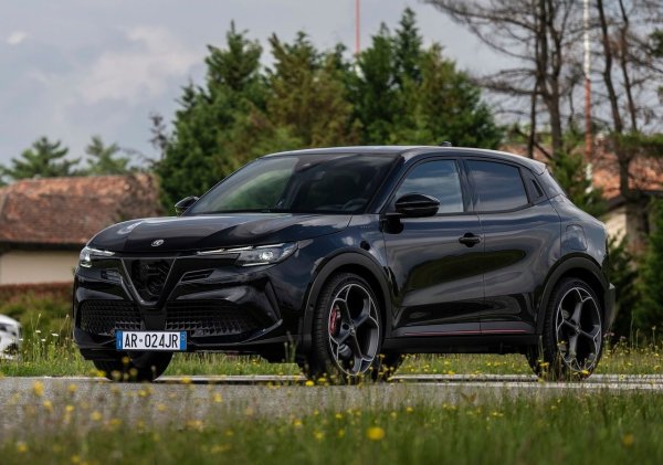 Със своя мек хибриден или изцяло електрически бензинов двигател, Alfa Romeo Junior има спортен вид и приветлив интериор. Четирима души могат да пътуват комфортно и в абсолютна тишина в електрическите модели - версия Veloce с 281 к.с. има истинска производителност на спортен автомобил, но пробегът не е впечатляващ.