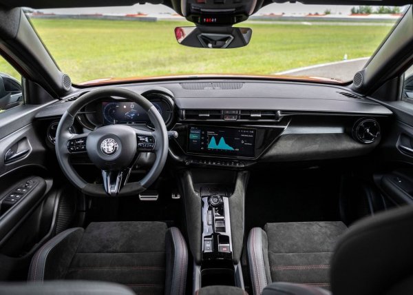 Размери: 4170/1780/1540 мм

Багажник: 340-415/1205-1280 литра

Двигатели: MHEV 1.2 - 136 к.с., HEV 1.2 - 145 к.с., EV - 156 к.с., EV - 281 к.с. 

Цена: от 31 556 евро

