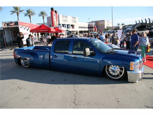 Един от най-екстравагантните участници на SEMA 2008 - Slammed Dually пикапът - Chevy Silverado
