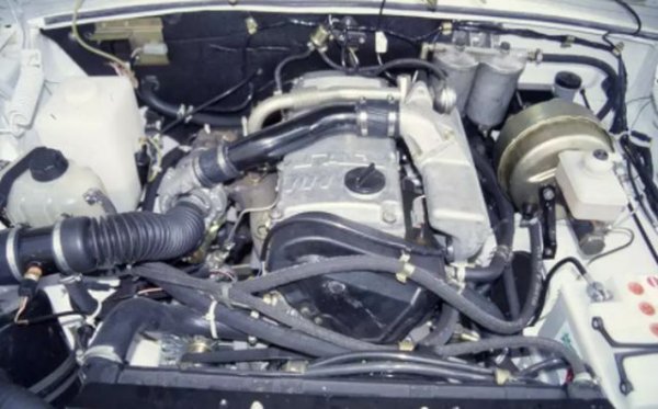 По-успешен се оказва вариантът ГАЗ-560, който получава двигател Steyr. Формално, този мотор (на снимката) е съветско производство, но всъщност в основата му е агрегат на австрийската фирма. Турбодизелът с обем 2,1 литра развива 95 к.с., като се справя напълно прилично. Проблемът му е, че в Русия никой не се интересува от дизелови коли.

Направен е още един опит - ГАЗ-31105 с 2,4-литров двигател Chrysler със 137 к.с., който се поставя малко преди пенсиониране на Волга. Моторът също не е лош, но да караш Волга със 170 км/ч предизвиква повече притеснение, отколкото удоволствие.