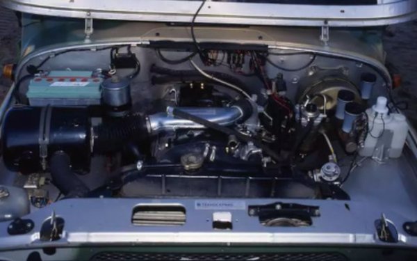 Модели на УАЗ, предназначени за пазара в Италия, получават бензинови и дизелови двигатели на компаниите VM и FIAT. Направени са опити още при производството на автомобилите да се поставят и полските дизели Andoria, но това са само експерименти.

Някои тунинг-компании предлагат УАЗ с чуждестранни двигатели. Най-често това е турбодизел на Toyota с 91 к.с.(на снимката) или бензин с обем 2,7 литра, развиващ 152 к.с. По-късно на моделите на УАЗ се появява китайски мотор по лиценз на Isuzu. Той е с обем 2,8 литра и развива 92 к.с. Цената му обаче също се оказва доста висока.