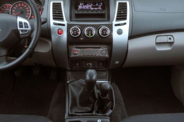 Една от най-силните страни на модела, като тя се съчетава само с дизеловите двигатели и е чест избор за тези, които карат автомобила по тежки терени. При автомобилите с по-гоям пробег е възможно да има някои затруднения, тъй както съединителят не се отличава с особена издръжливост, като изкарва около 130 000 км.