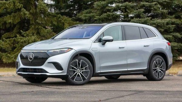 Оценка: 9.1 / 10
Според редакторите на Motor 1, eлектрическият SUV е взел всичко най-добро от седана EQS и го е прикачил към по-атрактивна и универсална форма. Обхватът и скоростта на зареждане (200 киловата) все пак отстъпват на конкуренти като 
Tesla Model X, но EQS компенсира с повече оборудване и отчетливо по-високо качество на изработка. 