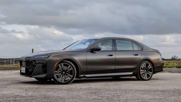 Оценка: 9.2 / 10
Най-близкото подобие на Rolls-Royce в цялата BMW Group е този електрически седан. Той може и да не се харесва единодушно с външния си вид, но несъмнено ще впечатли всеки с първокласната си и разточителна кабина, както и с чудесното шофьорско преживяване. Електронните системи, позволяващи ниво 2 на автономност, също са плюс. 
