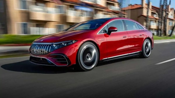 Оценка: 9.4 / 10
Върховата версия на седана EQS също е допаднала на редакторите, в немалка степен и заради наличната максимална мощност от 751 коня в състезателен режим. Тя прави тази кола с повече от половин секунда по-бърза от 0 до 100 км/ч в сравнение с "редовия" EQS580. Е, разликата в цената е дори още по-голяма, но може пък и да си струва за първия сериен електромобил на AMG. 