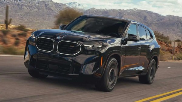 Оценка: 9.4 / 10
Близо тритонен SUV с плъг-ин хибридно задвижване може би не е първото нещо, което феновете на BMW M биха очаквали от втория уникален модел на спортното поделение след легендарното М1. Но въпреки това XM е наистина бомбастичен спортен модел, точно както се полага. Според редакторите на изданието е "шокиращо добър". 
