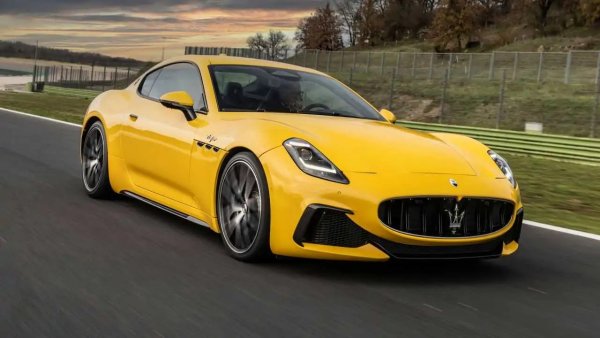 Оценка: 9.6 / 10
Спортните модели на Maserati винаги са били визуално зашеметяващи и доста бързи, но често са страдали от нестабилно качество на изработката и остарели технологии. Новото GranTurismo обаче поправя всички недостатъци от миналото, твърдят от изданието. Просторното 2+2 купе предлага изобилие от луксозни материали и пълен комплект съвременни електронни системи, които да оправдаят поне малко астрономическата му цена. 

