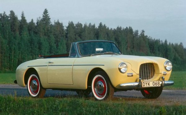 Успехът на Chevrolet Corvette подтиква шведската компания да създаде спортен роудстър с корпус от фибростъкло. Първата версия на автомобила с двигател от 70 к.с. няма покрив или дори странични прозорци, което не е практичен вариант особено за Швеция. Дизайнът също не буди възхищение, но въпреки това моделът излиза в производство през 1956 г.

Напълно логично, продажбите са много слаби &ndash; само 67 бройки за цяла година. Производството бързо е спряно, но шведите не се отчайват и през 1961 г. пускат купето Volvo P1800, което се оказва по-успешно. Към него се присъединява и комби, което се задържа в производство 1973 г.