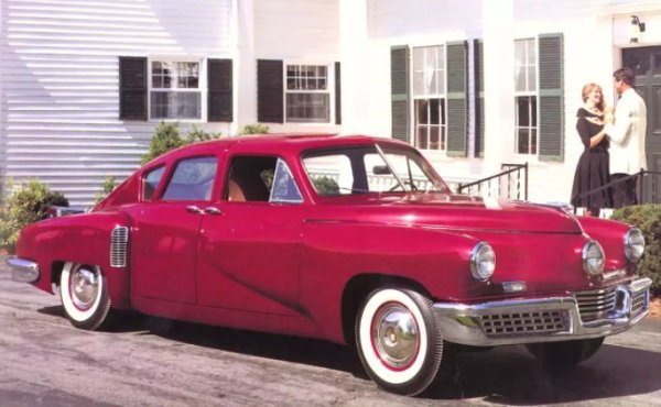 Смелият инженер и визионер Престън Тъкър записва своето име в историята на автомобилите. След Втората световна война той основава своя собствена компания и създава седан с изключителен външен вид, 6-цилиндров боксерен двигател отзад с мощност 160 к.с., автоматична скоростна кутия и богато оборудване, включващо дори предпазен колан. Tucker Torpedo е представен през 1948 г. на автосалона в Чикаго, като се превръща в истинска сензация, но малко след това избухва скандал.

Престън Тъкър е обвинен, че е излъгал инвеститорите, като е показал кола, която не функционира. Твърди се, че производителите от Детройт са организирали скандала, за да се отърват от опасен конкурент. Съдът не намира доказателства за престъпление, но компанията фалира, след като губи финансиране. Произведени са само 51 бройки от модела, като в наши дни всеки от тях струва теглото си в злато.