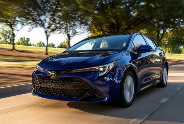 Причини за избора: висока надеждност, ниска консумация, издръжливост

Това е кралицата на масовия сегмент. Хибридната Corolla е еталон за ефективност (4.0&ndash;4.6 л/100 км) и остатъчна стойност. Според J.D. Power, Corolla е сред най-малко проблемните автомобили в света година след година.
