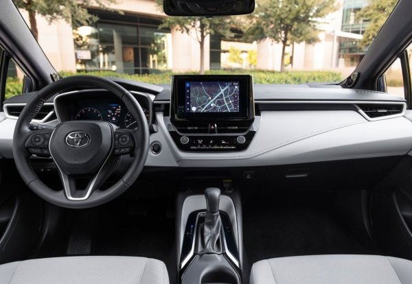 Плюсове: много ниска консумация, неразрушими хибридни системи на Toyota, голямо търсене на вторични двигатели.

Минуси: прост интериор, не е за динамично шофиране.
