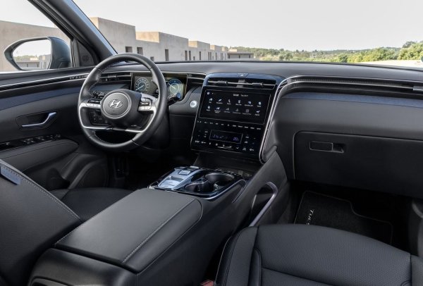 Плюсове: богат набор от опции, надежден хибрид, стилен дизайн.

Минуси: сериозна цена в високи нива на оборудване.
