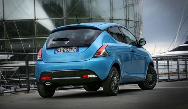 Това може да втрещи много българи, избирали Lancia на старо през годините най-вече заради ниската й цена. Но всъщност има логично обяснение. В последното десетилетие славната някога марка произвеждаше само един модел: Ypsilon, комфортна и практична градска кола на платформата на Fiat Panda. Stellantis обаче спря този много популярен в Италия модел и вместо това превърна Ypsilon в поредния клонинг върху платформа на Peugeot-Citroen. Интересът към новия модел е почти нулев и повечето почитатели на Lancia се насочват вместо това към вторичния пазар за стария Ypsilon. Оттам и тази впечатляваща остатъчна стойност от 57.4% след пет години. 

