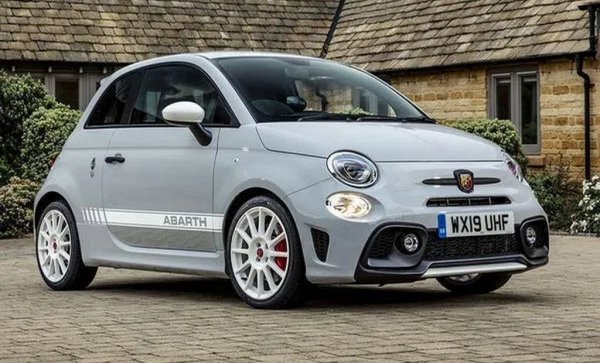 Макар отдавна да е погълната от Fiat/Stellantis, някогашната компания на Карло Абарт все още се ползва с култов статут на Апенините. И тук спирането на популярни модели доведе до скок в цените им на старо. Един петгодишен Abarth запазва средно 61% от цената си. 
