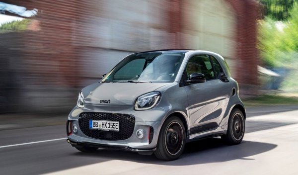 Първото място на Smart (с 36% остатъчна стойност, и минимална преднина пред MG) не е изненада. Микроавтомобилчетата отдавна имат лоша репутация на вторичния пазар заради скъпата си поддръжка и ниската надеждност. Преминаването на марката в ръцете на Geely и пълната подмяна на гамата също не вдъхват допълнително доверие в старите Smart. 

