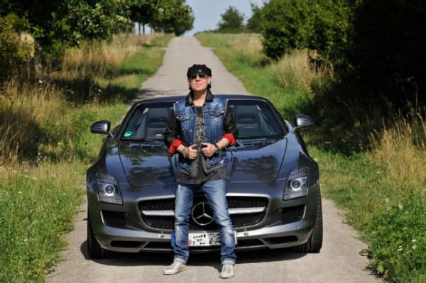Всеки германец явно изпитва любов към Mercedes-Benz на генетично ниво. Харесва ли ви или не, вокалистът на Scorpions е ценител на точно тази марка. В колекцията на Клаус имаше и има различни различни модели на луксозния бранд, като в момента той кара Mercedes-Benz SLS AMG. Перлата в колекцията на певеца обаче е Mercedes 280 SL от 60-те години на миналия век.