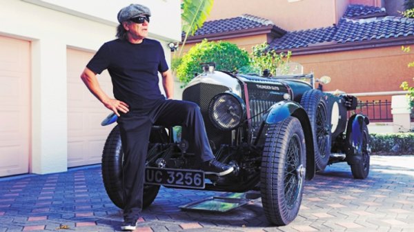 Фронтменът на легендарните австралийци е влюбен в автомобилите. Достатъчно е да споменем факта, че през 2014 г. Джонсън участва в мини-сериал на BBC, наречен „Легендарни коли с Брайън Джонсън”.  Там той с ентусиазъм разказваше за различни машини и освен това много умело ги управляваше по криволичещи пътища. 

Но това не е всичко - Брайън редовно участва в някои полупрофесионални автомобилни състезания. Музикантът притежава рядко срещано Bentley Vanden Plas от 1928 г. Именно тази кола веднъж спечели "24 часа на Льо Ман". 