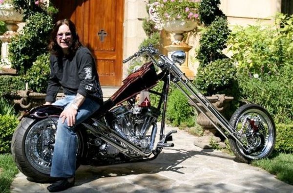 „Кръстникът на хеви метъла", както го наричат феновете, взима книжка на 62 години, като го прави едва от 20-и път. След това веднага отиде до магазина и си купи Ferrari, с което измина 30 км и катастрофира. Преди това Ози притежаваше изключителен мотоциклет Hannan Custom LS300, на чийто резервоар беше изписано името на музиканта.

В началото на века певецът претърпя сериозна катастрофа с ATV, в която едва не загуби живота си. След като излезе от кома, Ози се зарече да кара само мотоциклети, защото били „по-безопасни“.