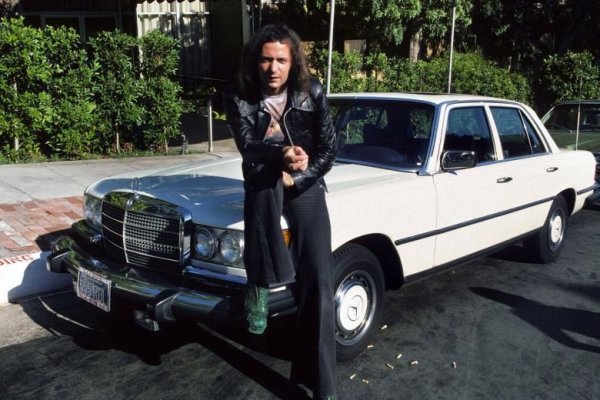 След като стана дума за двама от най-гениалните китаристи в рок-музиката – Айоми и Пейдж, няма как да бъде пропуснат и Ричи Блекмор. Това е една от малкото суперзвезди, която рядко се появява със скъпи коли. Блекмор има книжка, но не обича да шофира и предпочита да го возят, при това на задната седалка.