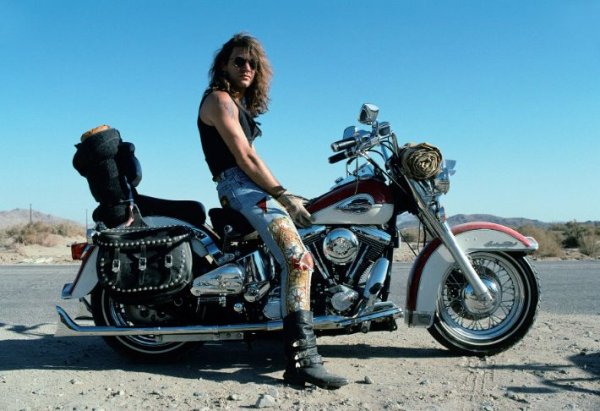 Като истински рокаджия Джон Бон Джоуви е ценител на „най-рокерската“ технология, тоест на мотоциклетите. Той има цяла колекция от мотоциклети Harley-Davidson, като едно от любимите му занимания е да пътува с тях на големи разстояние заедно със съпругата си, която също е голям фен на моторите.