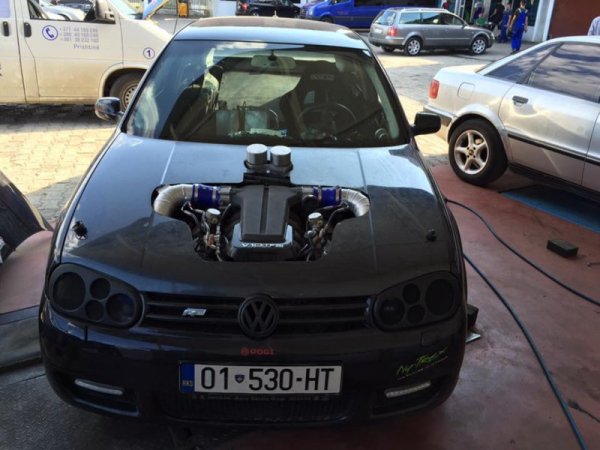 Golf Мк4 с V10 двигател от Audi RS6. Мощността е 1250 к.с.