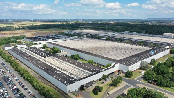 Автомобилите на Bugatti се произвеждат в Молсхайм (Франция), но 8,0-литровият W16 двигател с 4 турбини се сглобява ръчно в германската фабрика на Volkswagen в Залцгитер (Долна) Саксония, преди да бъде изпратен до френския завод. Именно в  германския град със 104 000 жители се ражда двигателят, който развива 1600 к.с. на Bugatti Chiron Super Sport и Centodieci.
